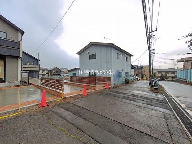 前面道路を含めた現地写真です。