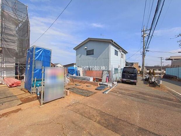 前面道路を含めた現地写真です。