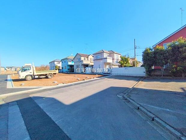 前面道路を含めた現地写真です。