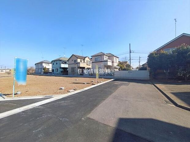 前面道路を含めた現地写真です。