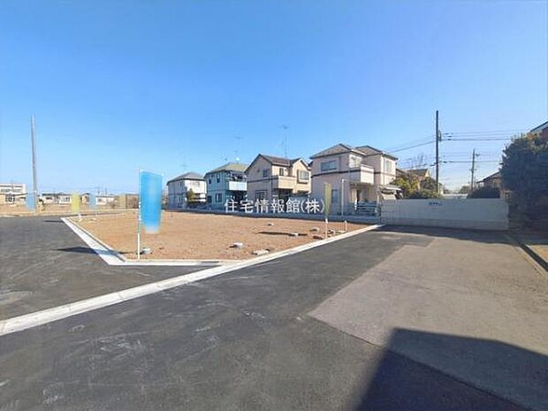 前面道路を含めた現地写真です。