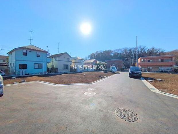 前面道路を含めた現地写真です。