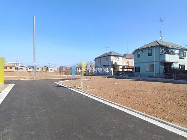 前面道路を含めた現地写真です。