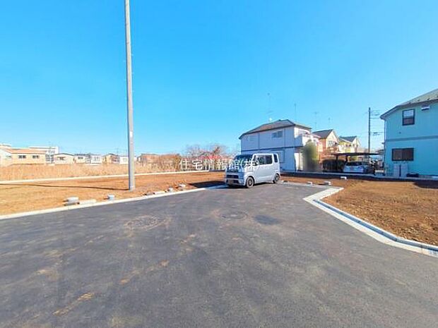 前面道路を含めた現地写真です。