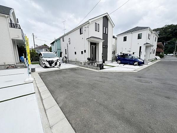 前面道路を含めた現地写真です。