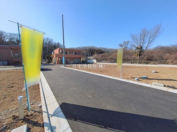 前面道路を含めた現地写真です。