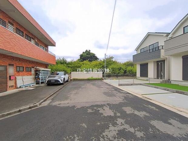 前面道路を含めた現地写真です。