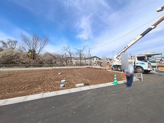 前面道路を含めた現地写真です。