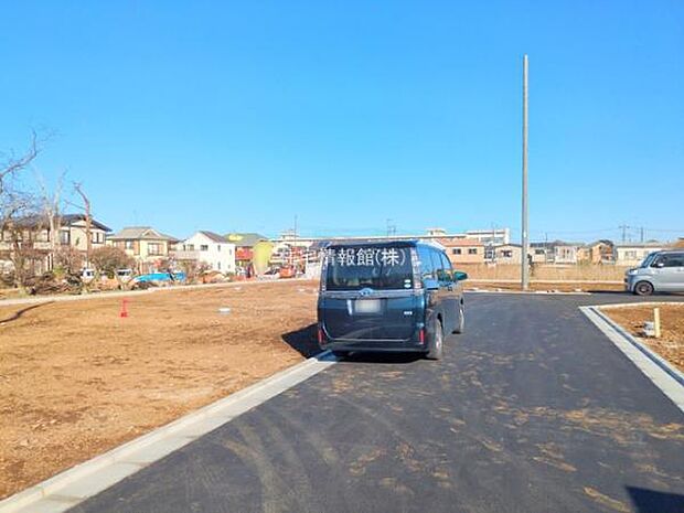 前面道路を含めた現地写真です。