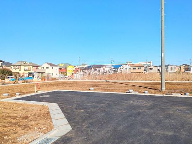 前面道路を含めた現地写真です。