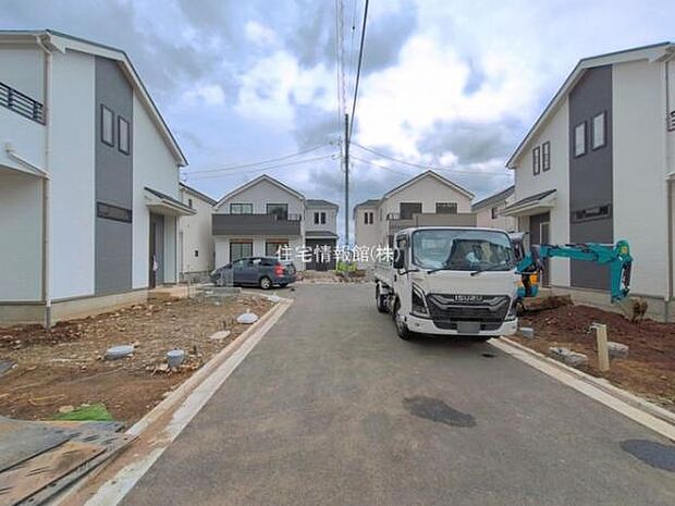 前面道路を含めた現地写真です。
