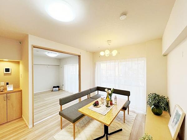 家族団らんの場所としてゆったりと居心地の良いリビングです。