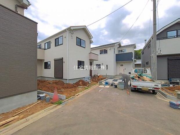 前面道路を含めた現地写真です。