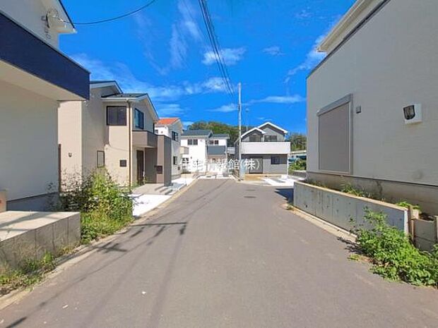 前面道路を含めた現地写真です。