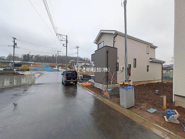 前面道路を含めた現地写真です。