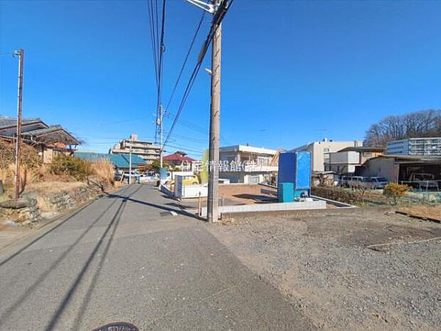 前面道路を含めた現地写真です。