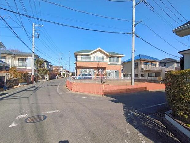 前面道路を含めた現地写真です。