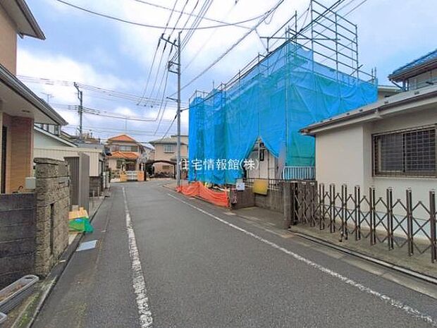 前面道路を含めた現地写真です。