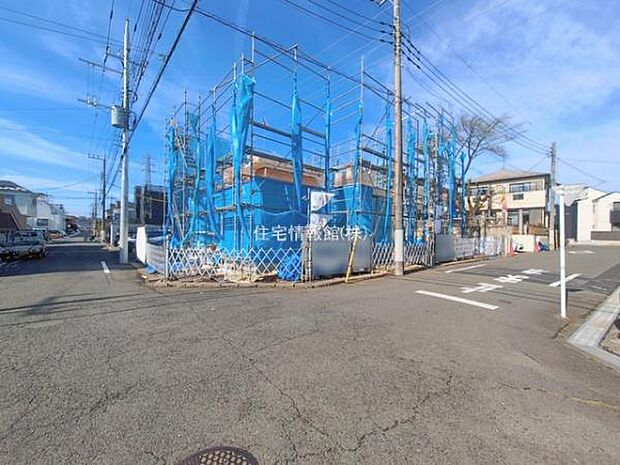 前面道路を含めた現地写真です。