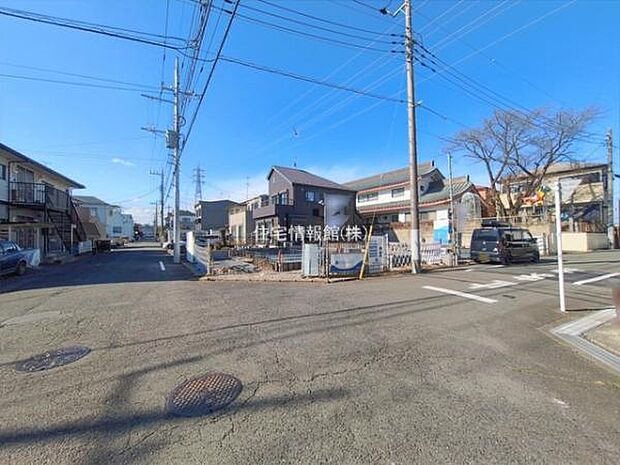 前面道路を含めた現地写真です。