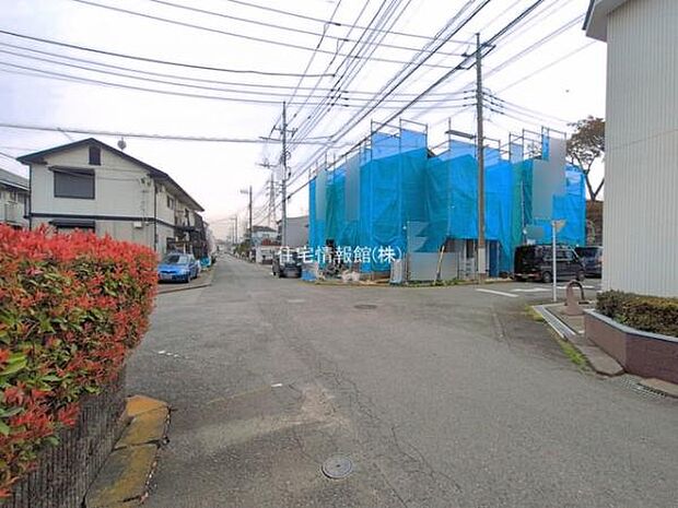 前面道路を含めた現地写真です。