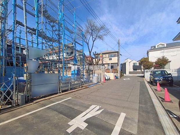 前面道路を含めた現地写真です。