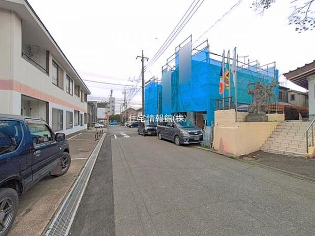 前面道路を含めた現地写真です。