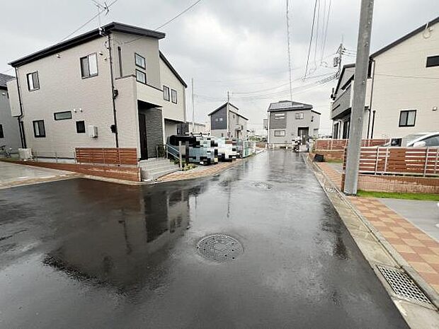 前面道路を含めた現地写真です。