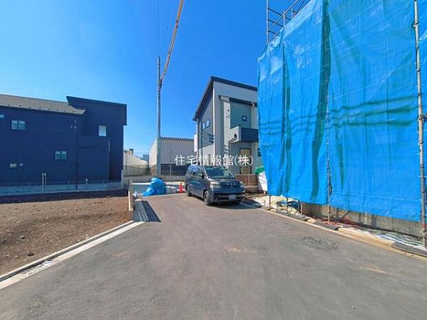 前面道路を含めた現地写真です。