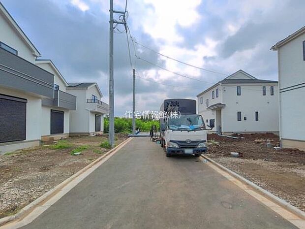 前面道路を含めた現地写真です。