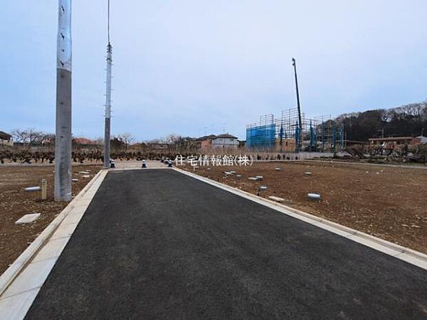 前面道路を含めた現地写真です。