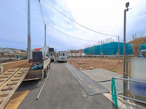 前面道路を含めた現地写真です。
