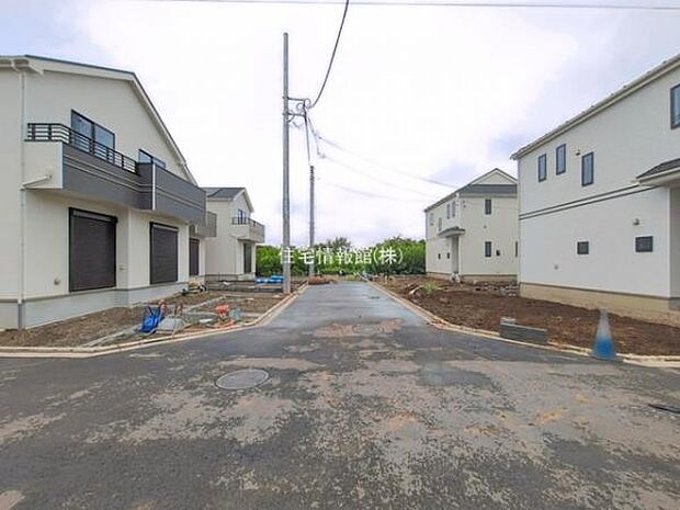 前面道路を含めた現地写真です。
