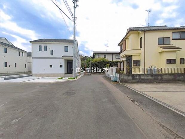 前面道路を含めた現地写真です。