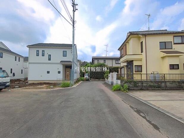前面道路を含めた現地写真です。