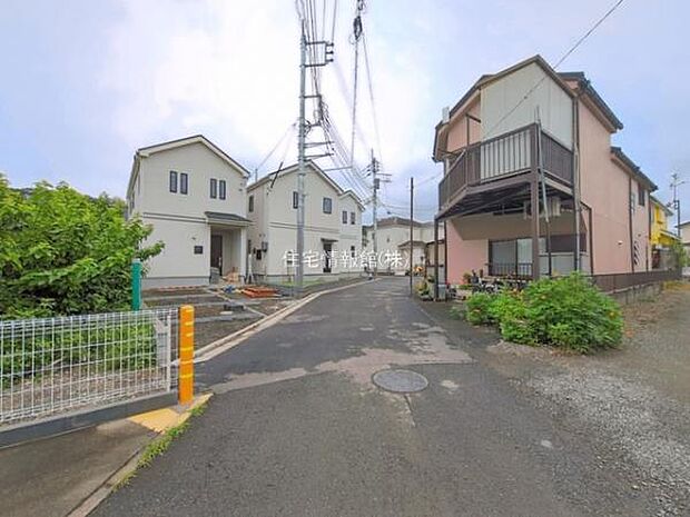 前面道路を含めた現地写真です。