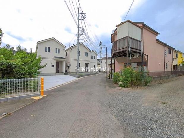 前面道路を含めた現地写真です。