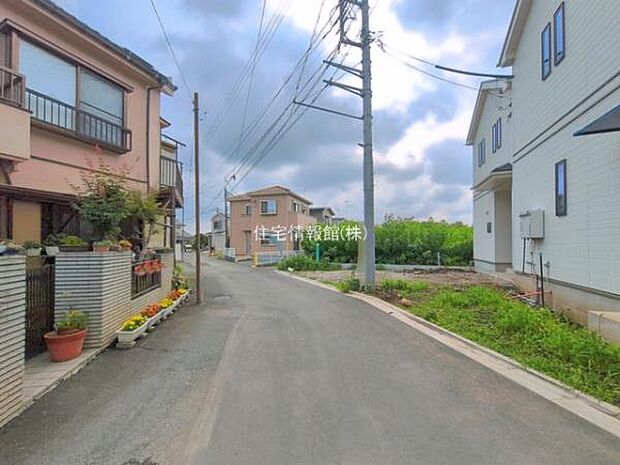 前面道路を含めた現地写真です。