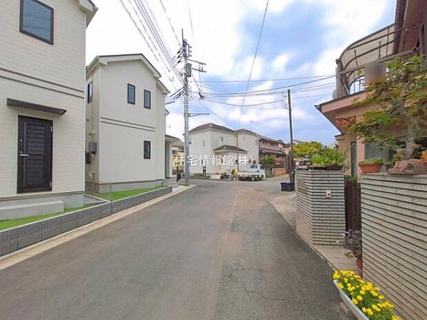 前面道路を含めた現地写真です。