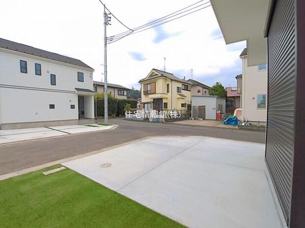 前面道路を含めた現地写真です。