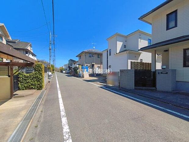 前面道路を含めた現地写真です。