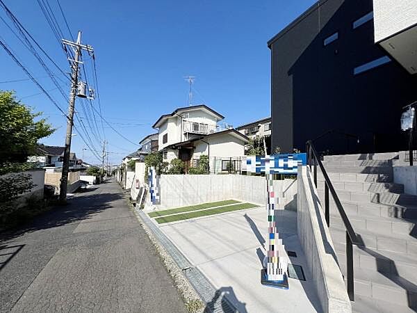 前面道路を含めた現地写真です。