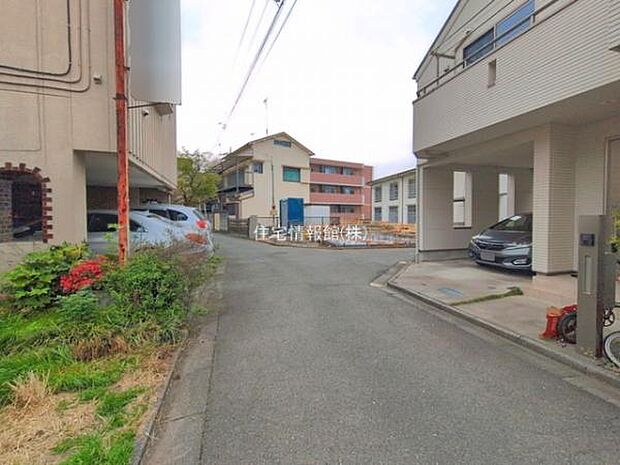 前面道路を含めた現地写真です。