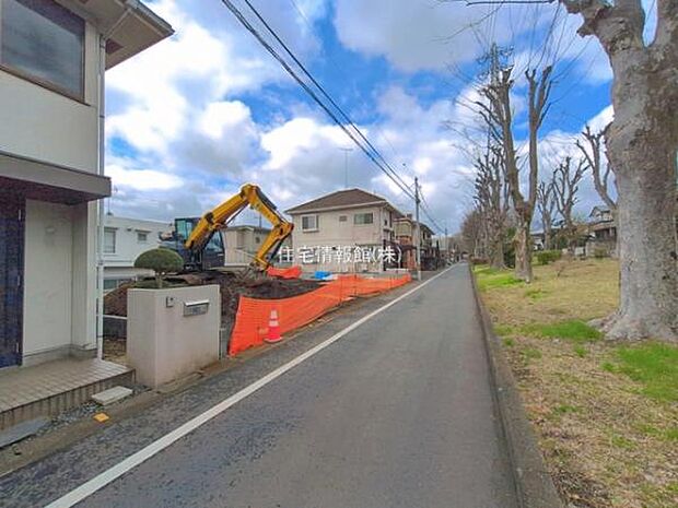 前面道路を含めた現地写真です。