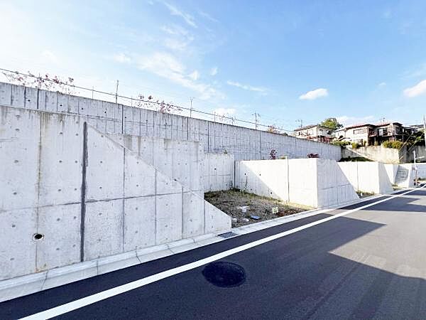 前面道路を含めた現地写真です。