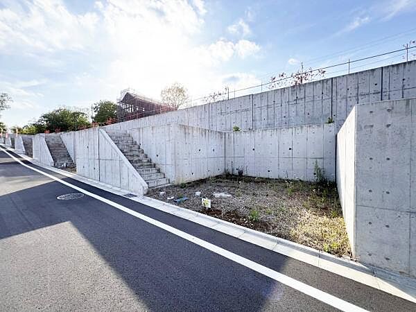 前面道路を含めた現地写真です。ぜひ周辺環境も併せてご覧ください。