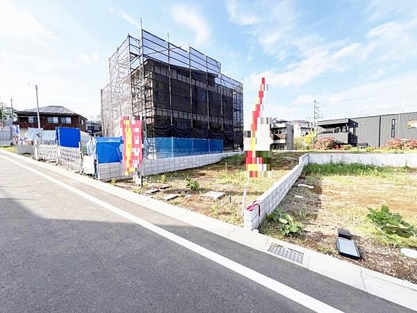 前面道路です。住宅地につき落ち着いた新生活を始められそうです。