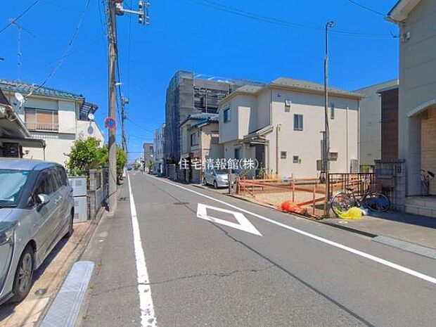 前面道路を含めた現地写真です。