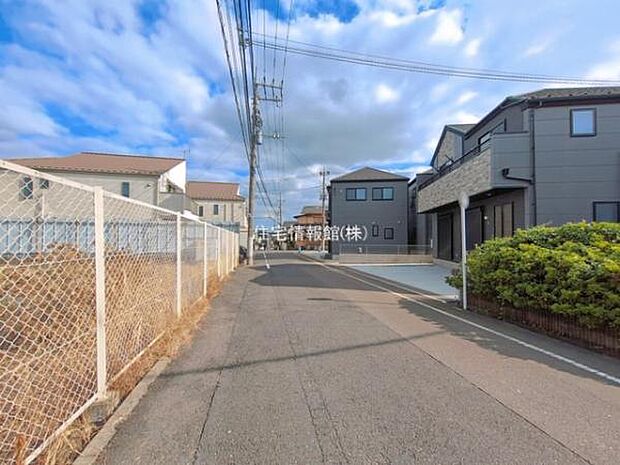 前面道路を含めた現地写真です。