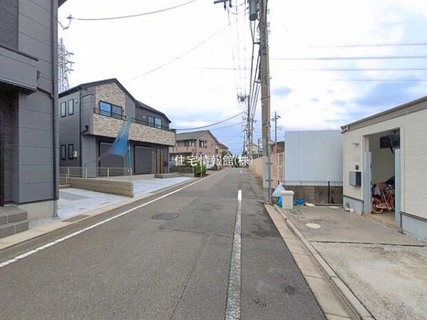 前面道路を含めた現地写真です。